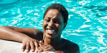 Travel pain free Sidcup holiday ergonomics guide featured image woman in pool