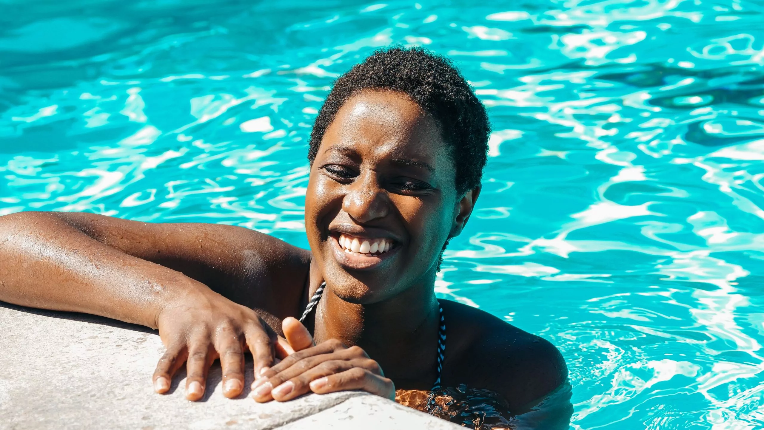 Travel pain free Sidcup holiday ergonomics guide featured image woman in pool